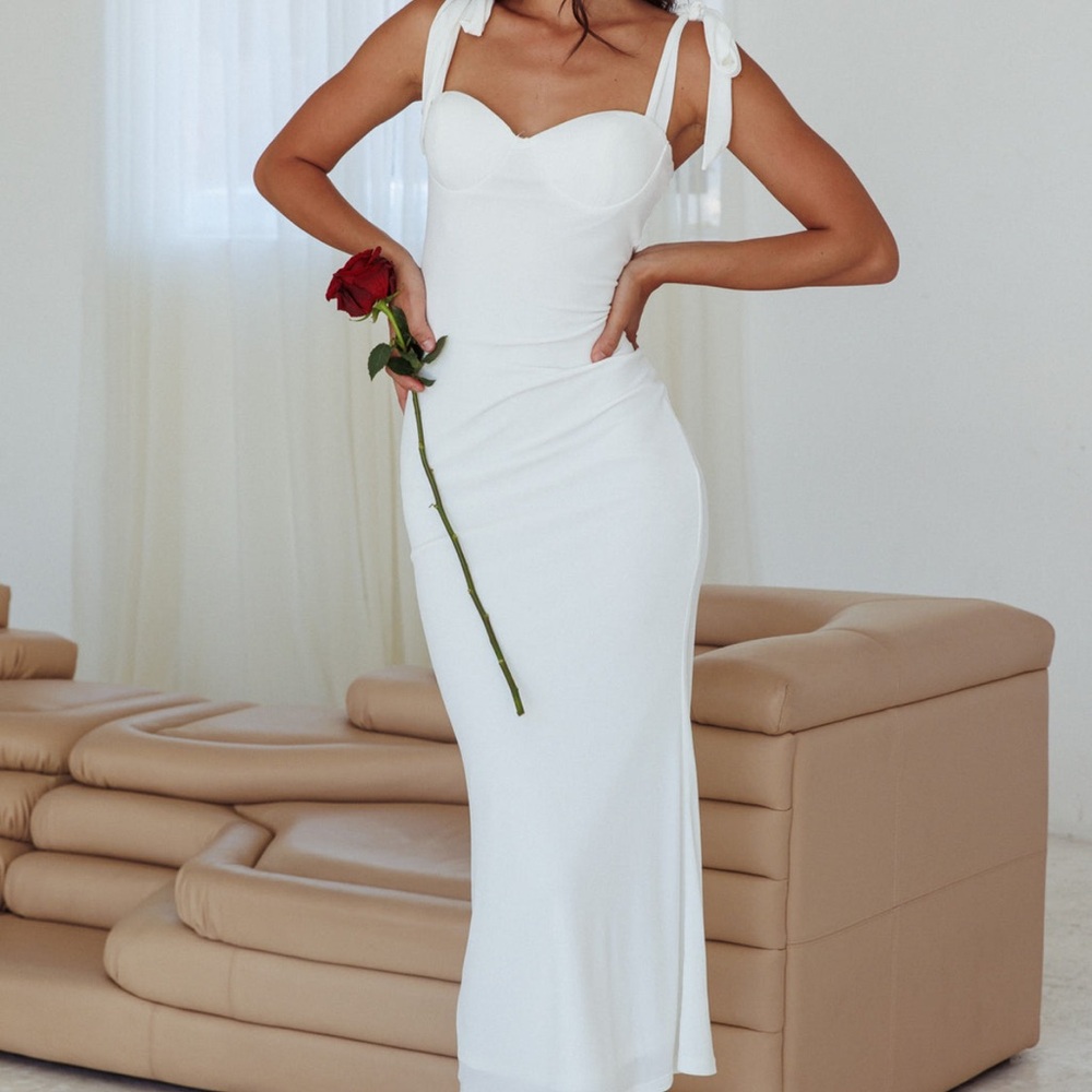 Selfie Leslie White Bodycon Midi Dress Sweetheart Neckline